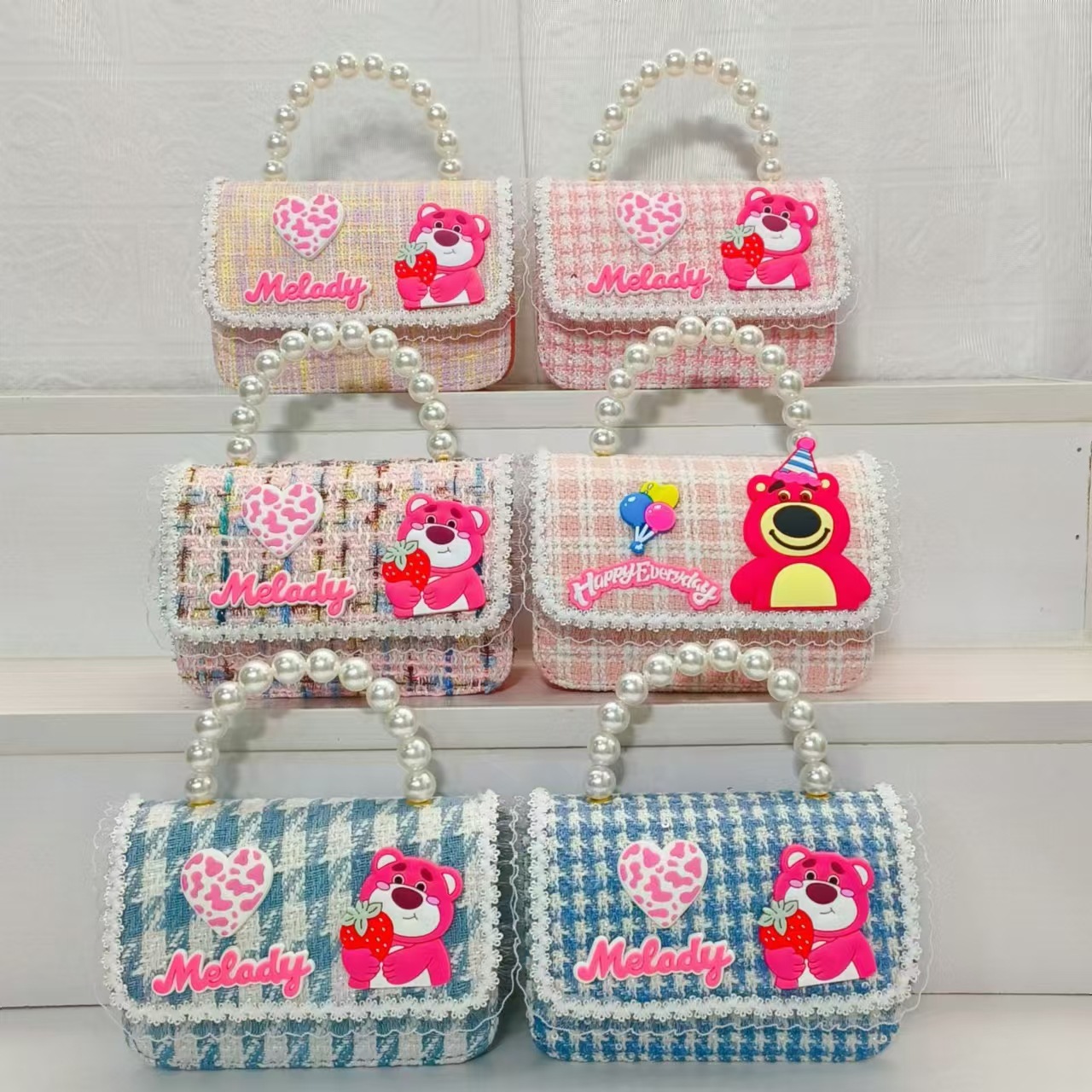 Pearl handbag, strawberry bear children's bag, crossbody loose change accessory bag, little girl lucky money bag, chain small square bag Application Scenario