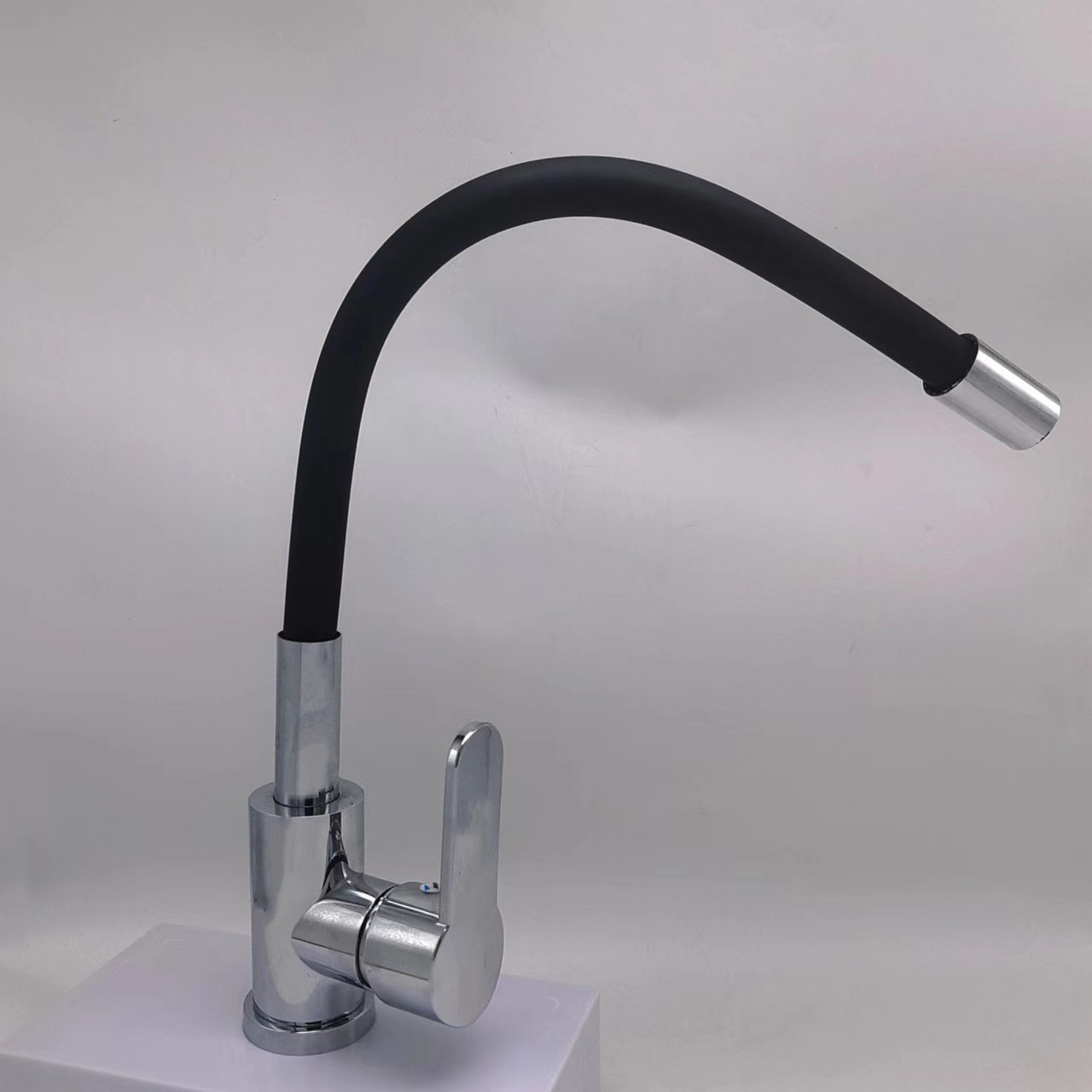 Cross-border foreign trade multi-color universal tube extension silicone rubber tube single-speed splash-proof cold and hot water kitchen sink faucet Application Scenario