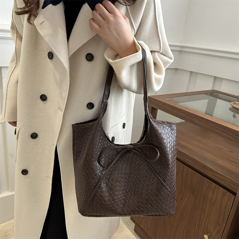 Large-capacity fashionable casual bag for women, 2025 new style simple retro trendy shoulder bag, stylish and versatile tote bag full figure