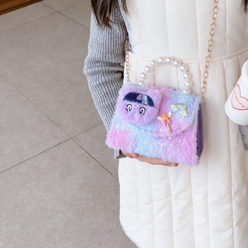The new autumn and winter children's handbag is a cute plush bag with accessories. It's a princess bag that has become a popular fashion bag for little girls Specification drawing