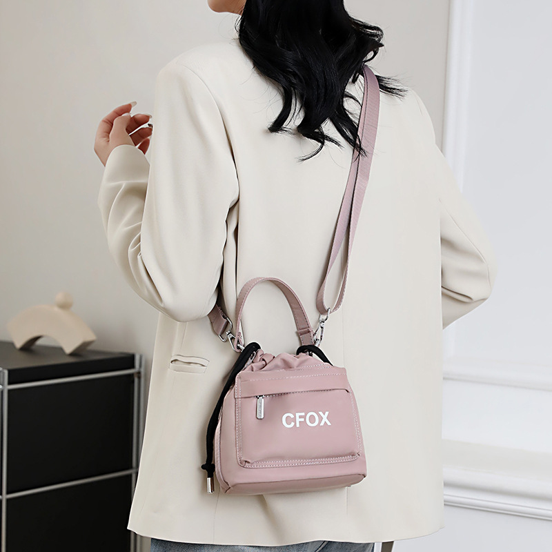 Colorful Fox's new single-shoulder bag, a trendy Korean style crossbody bag with a large capacity and simple design details Picture