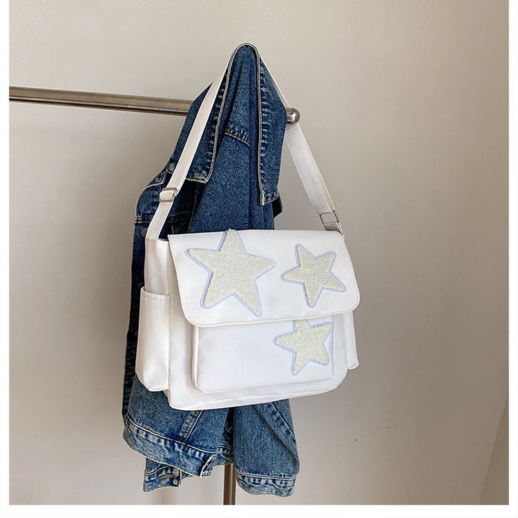 Cross-border wholesale large-capacity five-pointed star canvas single-shoulder bag, cute school style crossbody bag, student commuting bag for classes Application Scenario