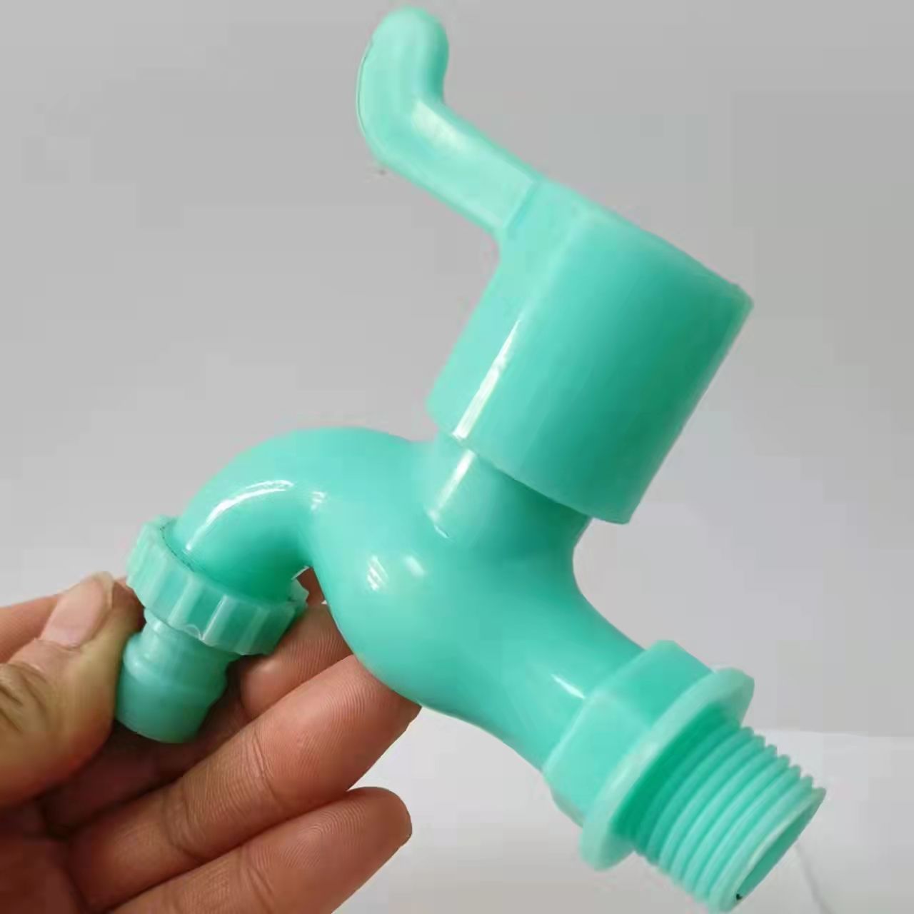 pp plastic faucet, 4-point and 6-point in stock, outdoor, household, kitchen, washing machine, quick-opening plastic faucet Application Scenario