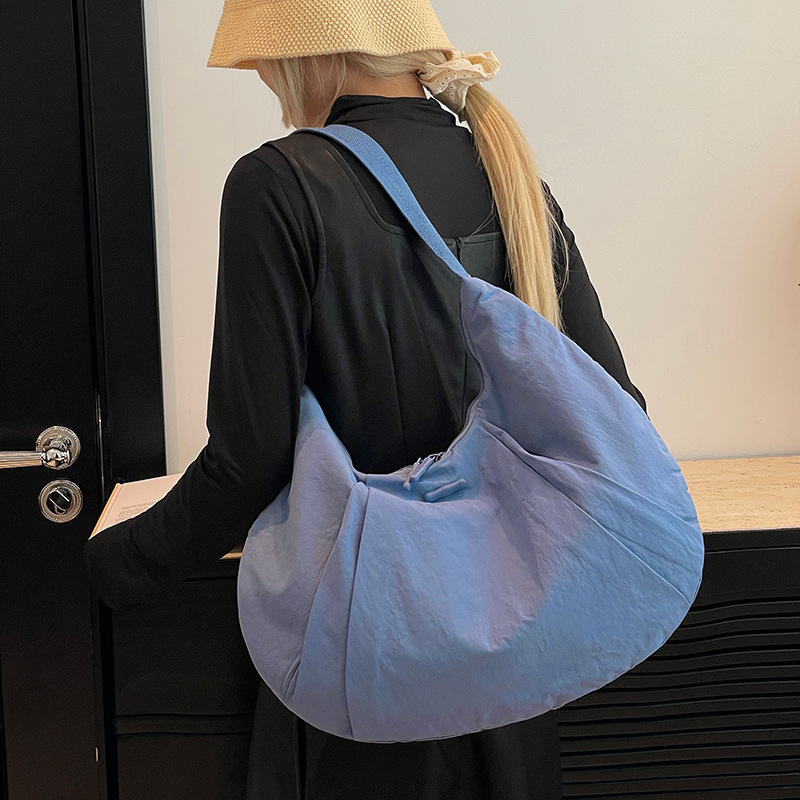 Colorful Fox lulu's new Korean-style women's crescent moon bag, croissant bag, single-shoulder sports and fitness dumpling bag Application Scenario