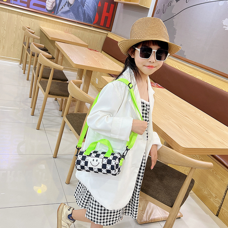 Wholesale children's small bags, crossbody bags, boys' and girls' single-shoulder bags, mini color-blocked, fashionable and stylish hand-held small bags in 2022 details Picture