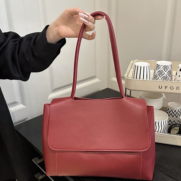 This large-capacity summer new model 2025 is a trendy underarm niche design that is fashionable, versatile and high-end. It is a single-shoulder handbag Specification drawing
