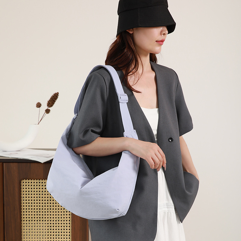 The new versatile single-shoulder bag for women features a simple and laid-back style. The large-capacity Korean-style crossbody bag is a popular and fashionable choice for women Application Scenario