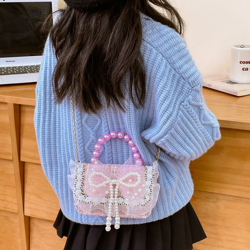 A cute princess crossbody bag with a bow, a trendy children's pearl handbag Application Scenario