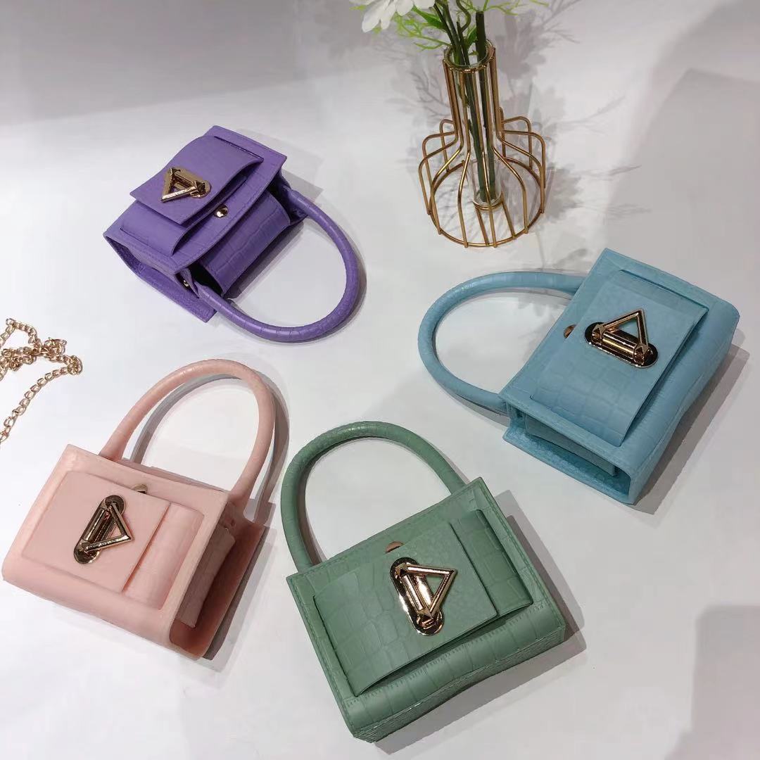2025 Cross-border New Trend PVC jelly bag, fashionable triangular metal hand, shoulder, crossbody, retro mini bag Specification drawing