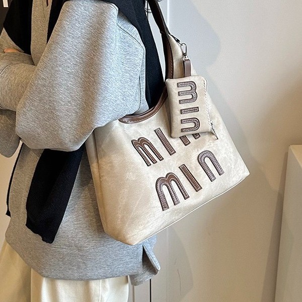 Retro underarm bag for women 2024 new style, fashionable and casual handbag, with a unique texture, single-shoulder underarm bag details Picture