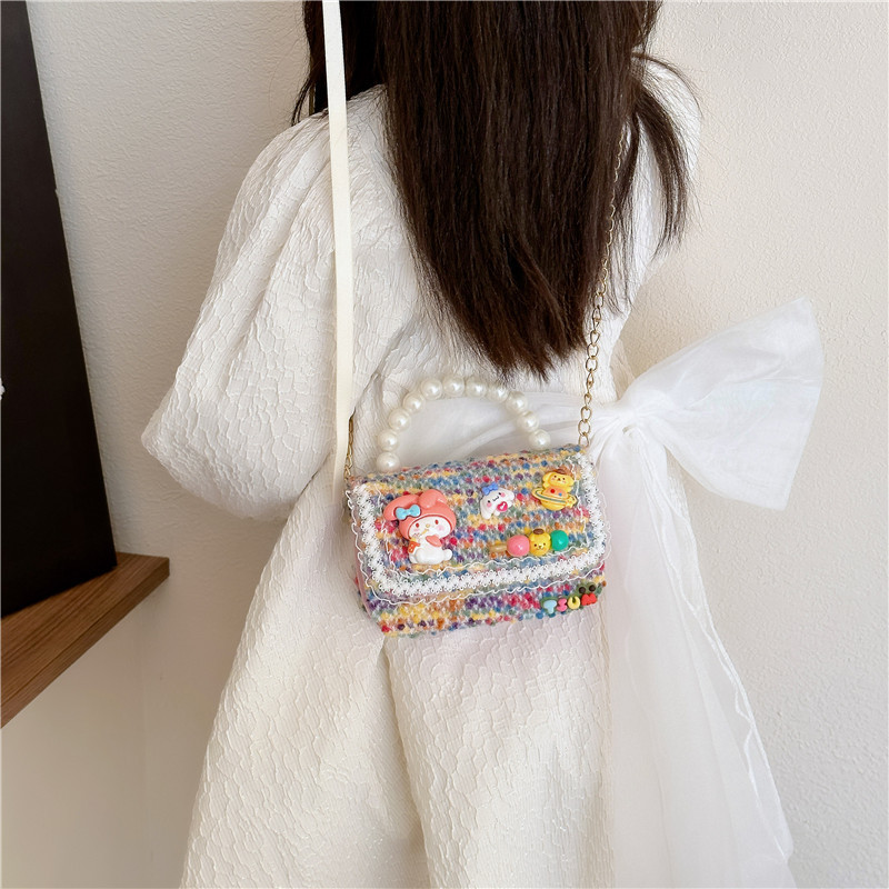 Autumn and winter trendy children's small square bag, fashionable girls' color-matched chain single-shoulder bag, simple beaded handbag Application Scenario