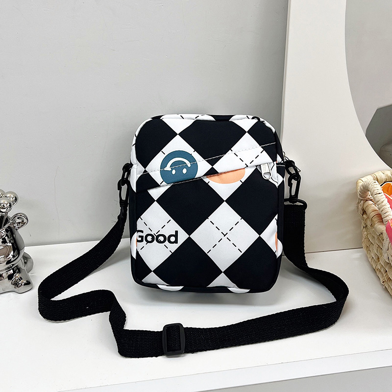 The 2024 new women's single-shoulder bag is fresh and sweet. It's a fashionable checkered crossbody bag for college students to go out with a mobile phone and a coin purse full figure