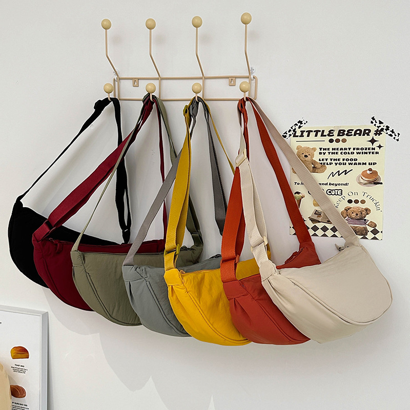 Japanese fitting room women's crossbody bag 2023 new mini single-shoulder bag, chest bag, nylon dumpling bag, underarm crossbody bag full figure
