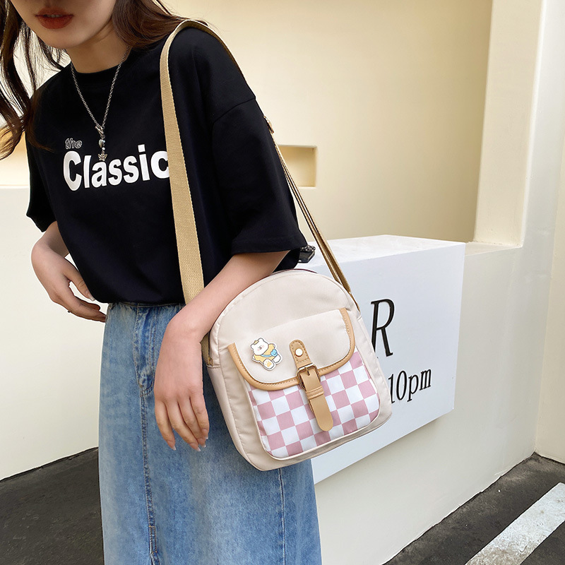 The new Instagram Korean version checkered color-blocking casual and fashionable single-shoulder bag is a Harajuku canvas crossbody bag for women's university birthday details Picture