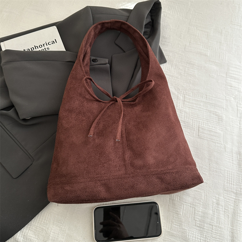 2025 New stylish and versatile large-capacity single-shoulder bag, retro and trendy underarm tote bag, work and commuting bag for women Application Scenario