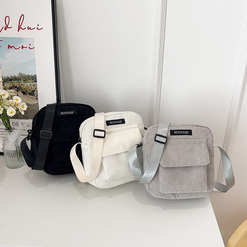 2025 New high-quality corduroy small square bag, fashionable, casual and versatile small shoulder bag, spring trend letter bag Application Scenario