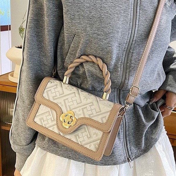 Sweet and elegant small square bag 2025 New style trendy retro niche design single-shoulder crossbody bag high appearance level handbag for women Application Scenario