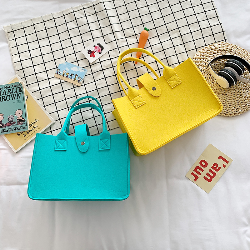 Wholesale felt bags, ball-shaped cartoon gifts, felt handbags, hand-held shopping bags, felt bags, and gift bags full figure