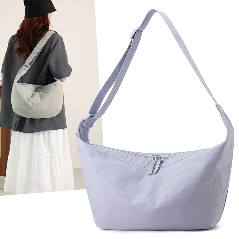 The new versatile single-shoulder bag for women features a simple and laid-back style. The large-capacity Korean-style crossbody bag is a popular and fashionable choice for women full figure