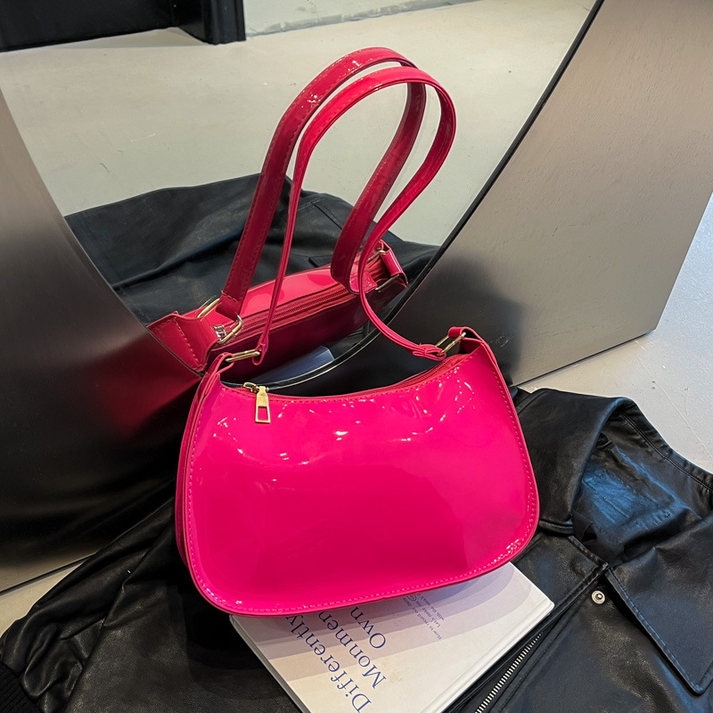A trendy crossbody bag for 2025, a fashionable Korean-style single-shoulder bag that goes well with all kinds of outfits. It's a gentle square bag in solid color on Instagram for summer Application Scenario