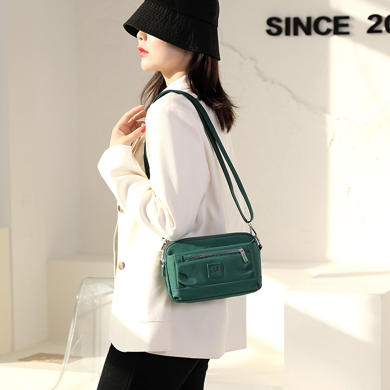 A new style of fashionable and trendy single-shoulder bag for 2025, a large-capacity Japanese commuting phone case, and a water-resistant nylon crossbody bag details Picture