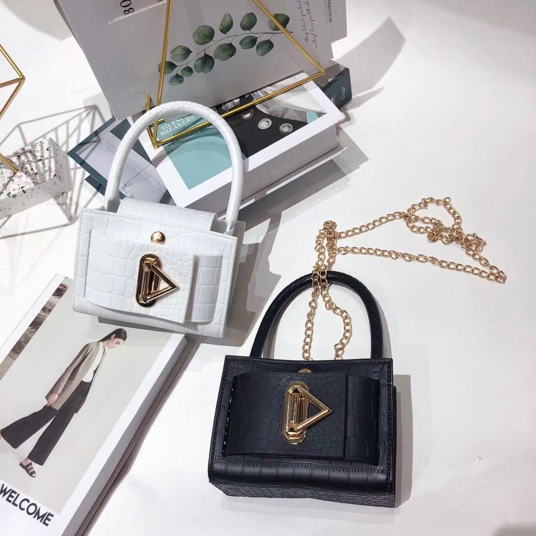 2025 Cross-border New Trend PVC jelly bag, fashionable triangular metal hand, shoulder, crossbody, retro mini bag Application Scenario