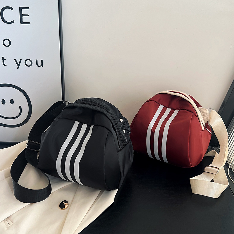 2024 New single-shoulder crossbody bag for girls, large capacity for mobile phone makeup, Korean version, stylish portable bag for commuting, niche full figure