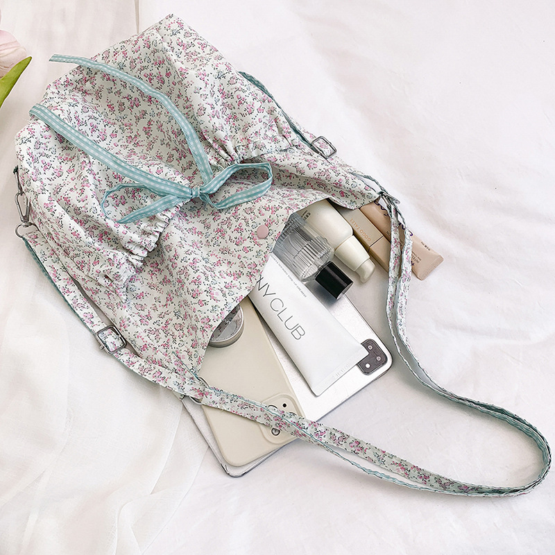 A new 2025 Korean-style, laid-back and cute nylon bag with a large capacity, single-shoulder crossbody bag Application Scenario