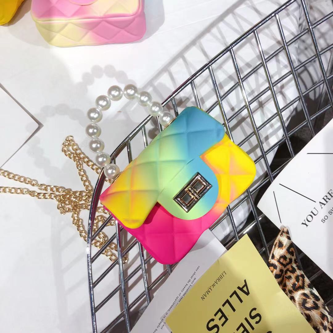 2025 Best-selling mini and compact jelly bag, candy-colored diamond-shaped crossbody bag, new versatile chain small square bag Application Scenario