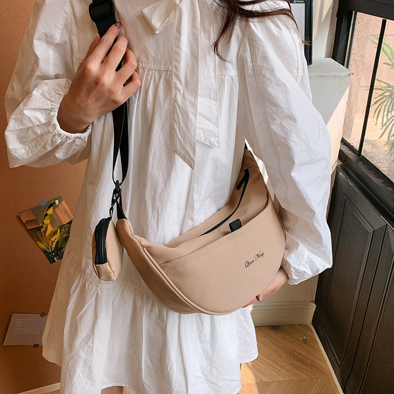 Japanese minimalist dumpling bag 2024 New sporty style large capacity crossbody bag for students, single-shoulder commuting bag for girls Specification drawing