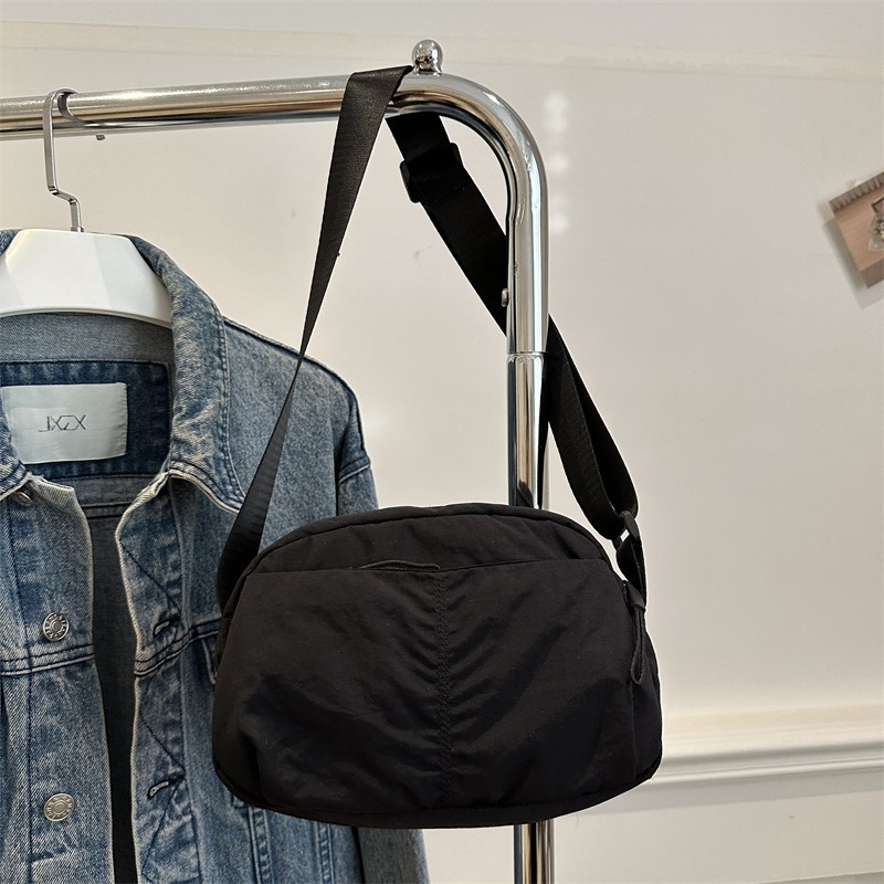 A versatile solid color simple single-shoulder bag, a new fashionable and casual crossbody bag, a lightweight and fashionable bag for both men and women Specification drawing