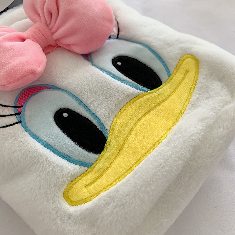 Japanese-style large-capacity Daisy Donald Duck handbag, cute pink bow plush bag, cartoon fashion small bag Application Scenario