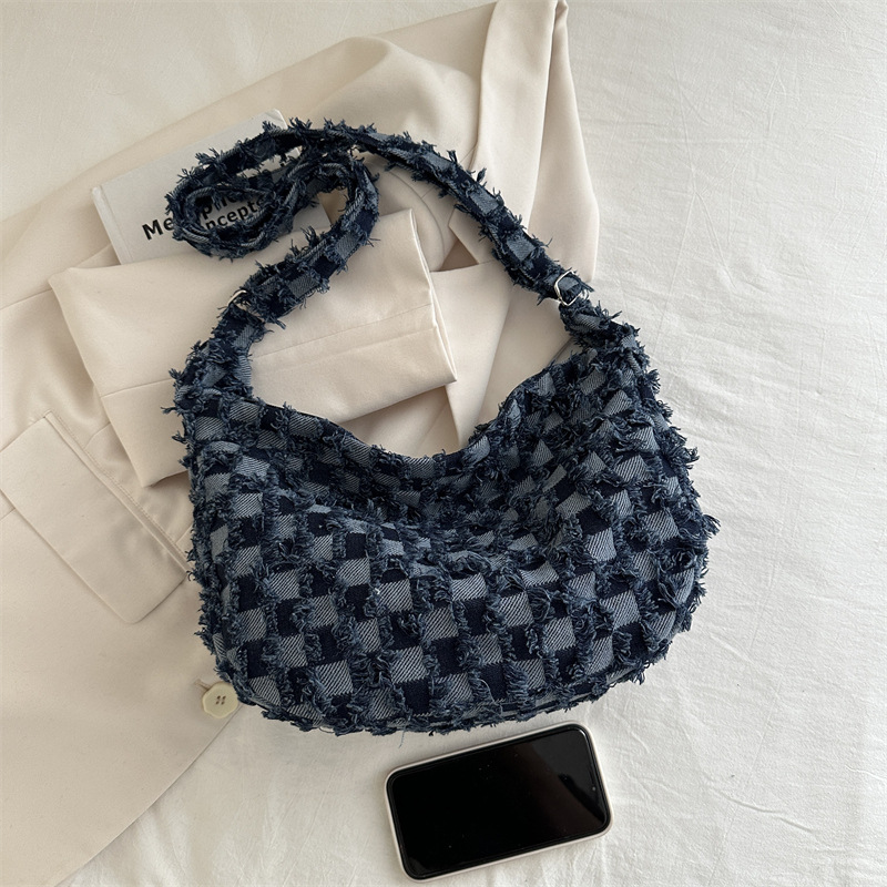 Casual and fashionable crossbody bag 2025 new style large-capacity simple checkered single-shoulder bag, personalized and versatile, lightweight underarm bag Application Scenario