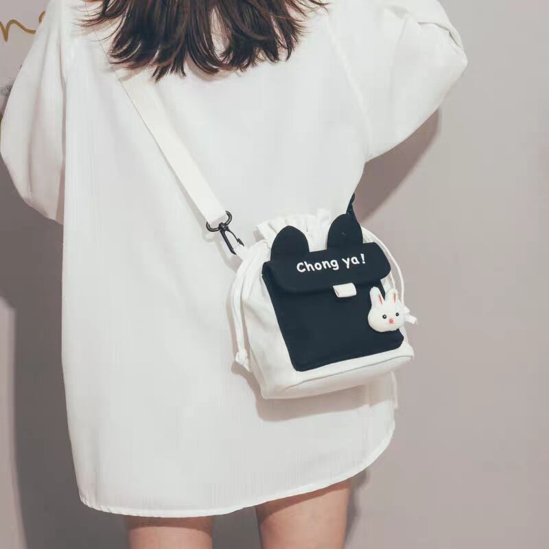 "2020 New style canvas bags for foreign trade, Korean style creative and fashionable shoulder bags, crossbody bags, one-piece consignment. Application Scenario