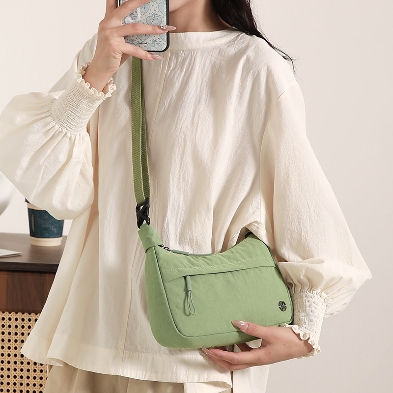 Crossbody bag for women, casual, fashionable, simple and versatile, large-capacity bag, high-end commuting and travel, nylon fabric single-shoulder bag Application Scenario