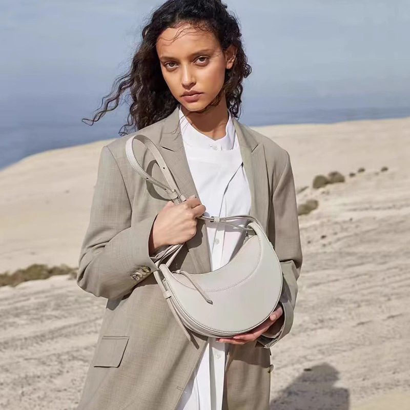 French niche crescent-shaped bag 2025 new style, high-end saddle bag, single-shoulder crossbody underarm bag, retro for women details Picture