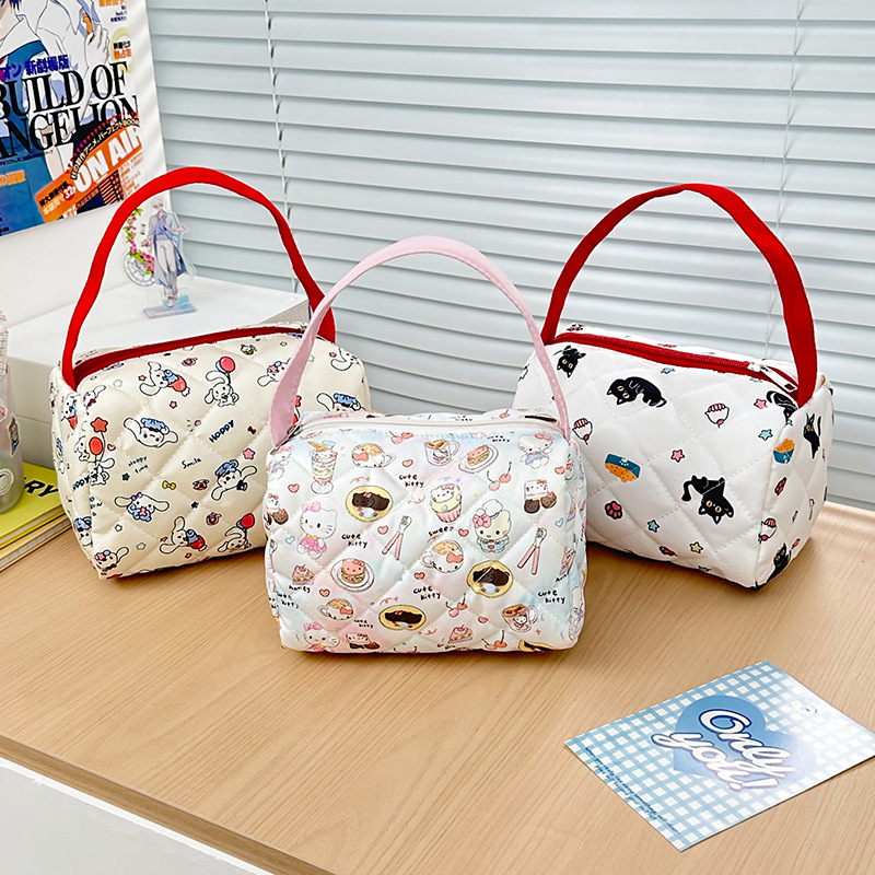 Japanese-style cartoon cat makeup bag with high appearance standards, a three-dimensional large-capacity travel storage bag for girls to wash up when going out, a trendy hand full figure