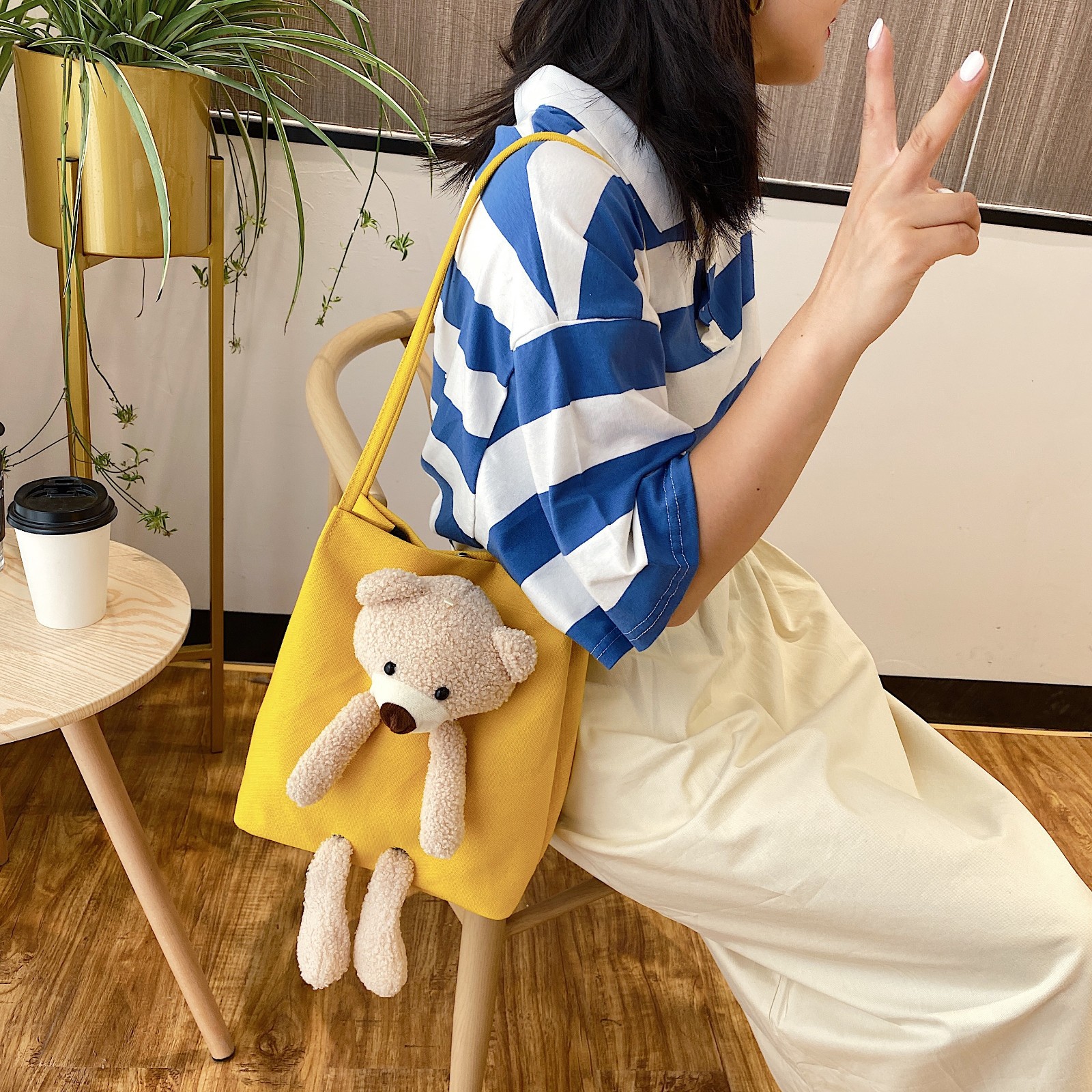 The new internet-famous canvas bear doll single-shoulder bag is a trendy item for going out. It's a simple bucket bag for beautiful girls and a fashionable and versatile women's bag details Picture