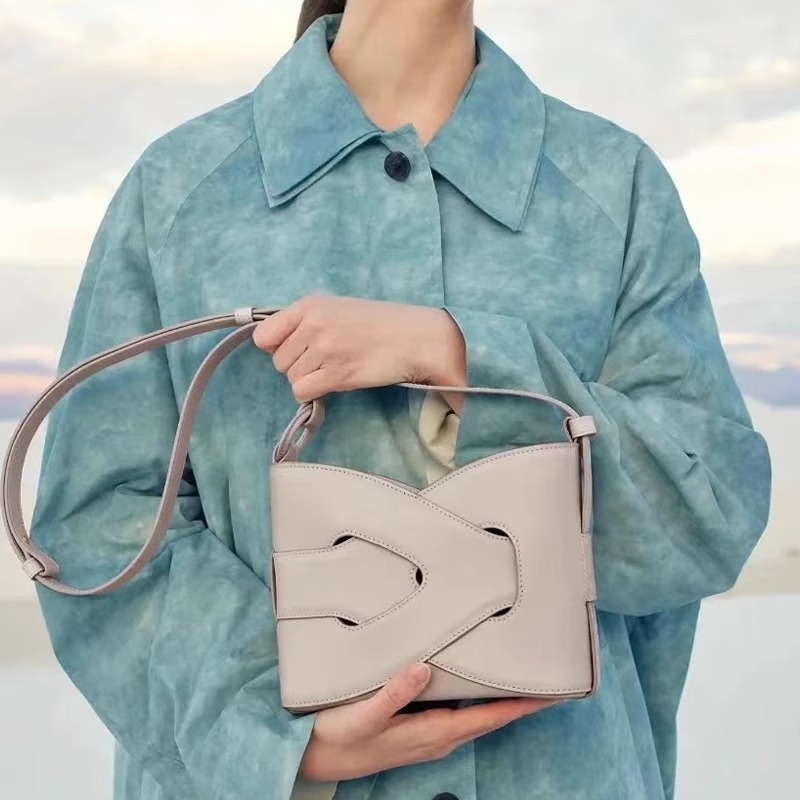 A niche woven underarm bag for women in 2025, a high-end and light luxury single-shoulder crossbody geometric bag for women full figure