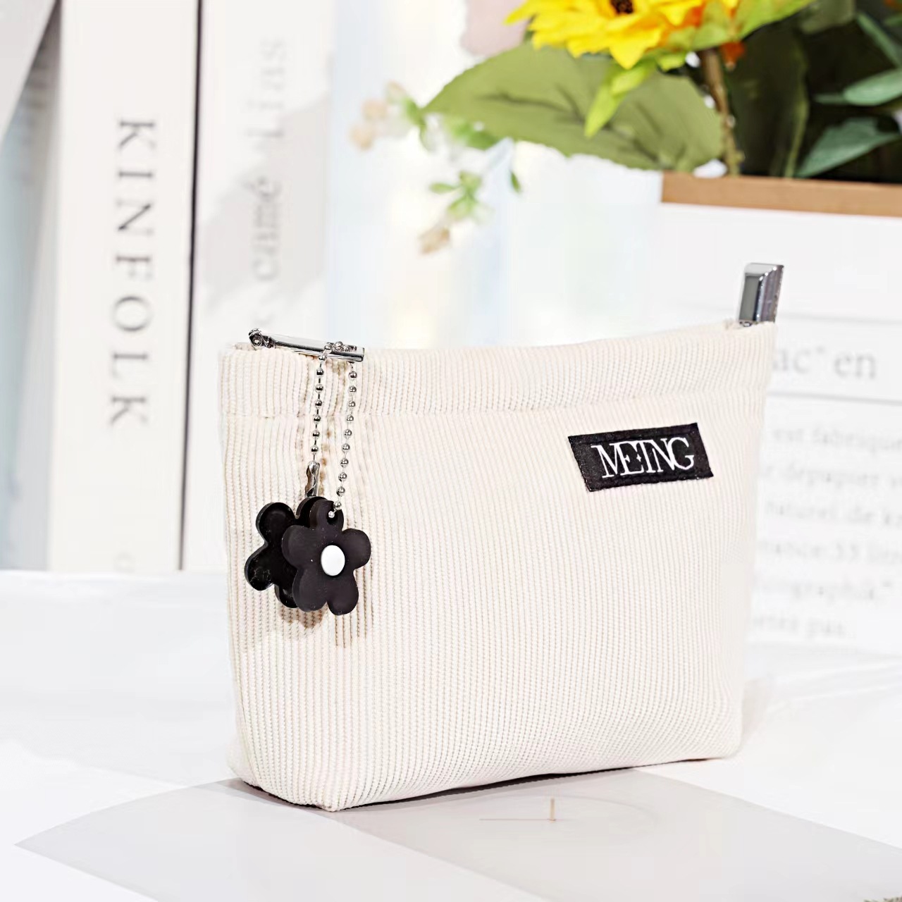 Simple triangular coin purse, nylon three-dimensional large-capacity mobile phone key card case, coin bag, portable storage bag full figure