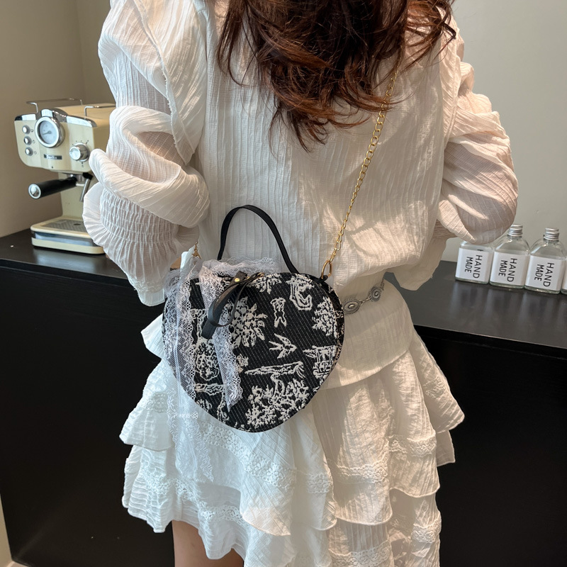 A new high-end heart-shaped bag, a fashionable and retro commuter single-shoulder bag with a large capacity and Chinese style, a hand-held crossbody bag for women details Picture
