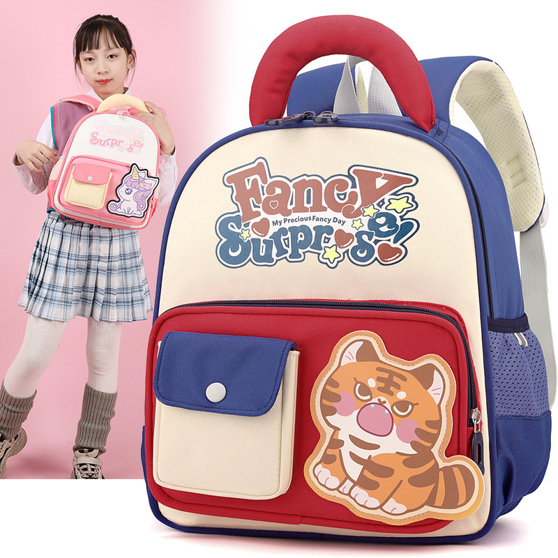 The new cartoon and cute children's schoolbag is suitable for children aged 2 to 5. It is a lightweight backpack for boys and girls and can reduce the burden. It is also a kindergarten schoolbag details Picture