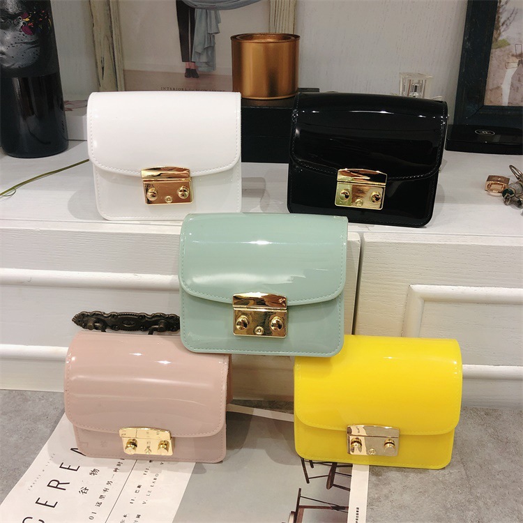 The new 2025 Korean-style trendy and simple chain bag for women is fashionable and stylish. It's a mini square bag with a single shoulder and crossbody details Picture