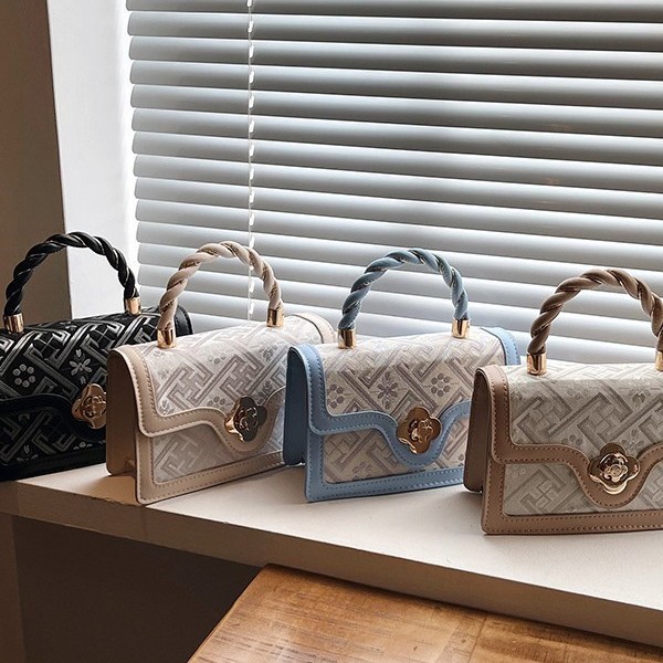Sweet and elegant small square bag 2025 New style trendy retro niche design single-shoulder crossbody bag high appearance level handbag for women full figure