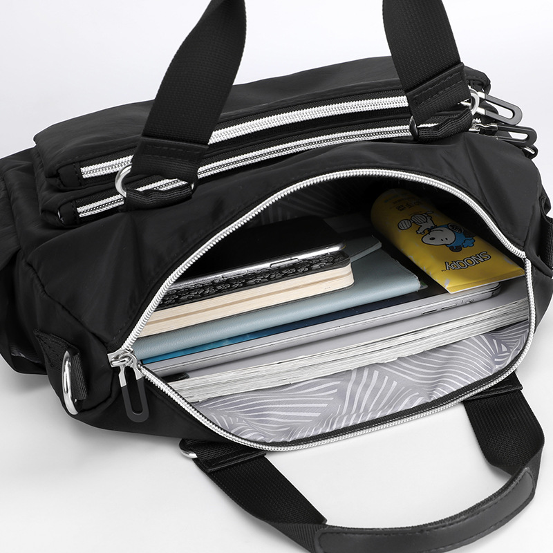 Colorful Fox Lady's new fashionable and trendy single-shoulder bag, multi-layer water-resistant nylon backpack, casual and sporty crossbody bag Application Scenario