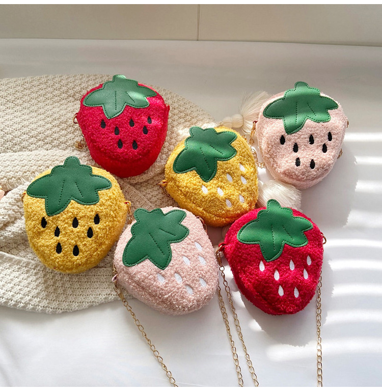 Lambskin strawberry bag 2021 New Creative fruit shoulder bag, teenage chain crossbody bag, children's coin purse Application Scenario