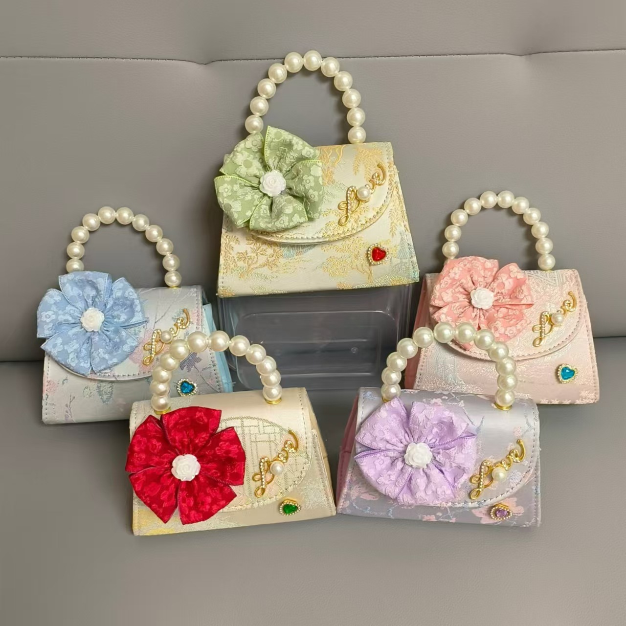 New children's bag, girls' single-shoulder bag, Hanfu accessories, small square bag, princess pearl handbag, bow crossbody bag Application Scenario
