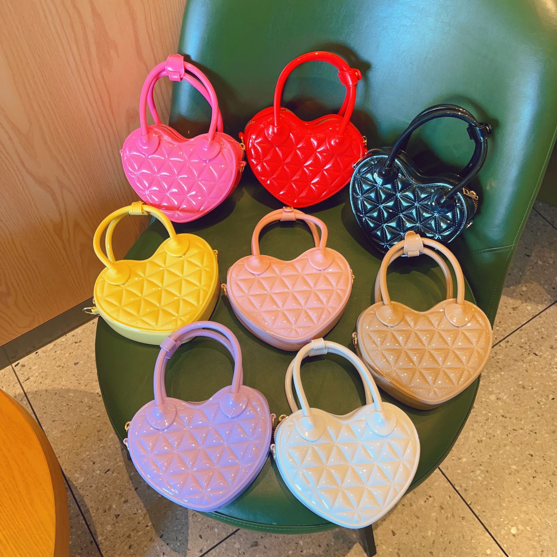 New PVC jelly bag for early spring 2025, heart-shaped hand-held small bag, diamond-shaped single-shoulder crossbody ladies' bag, sweet small bag details Picture