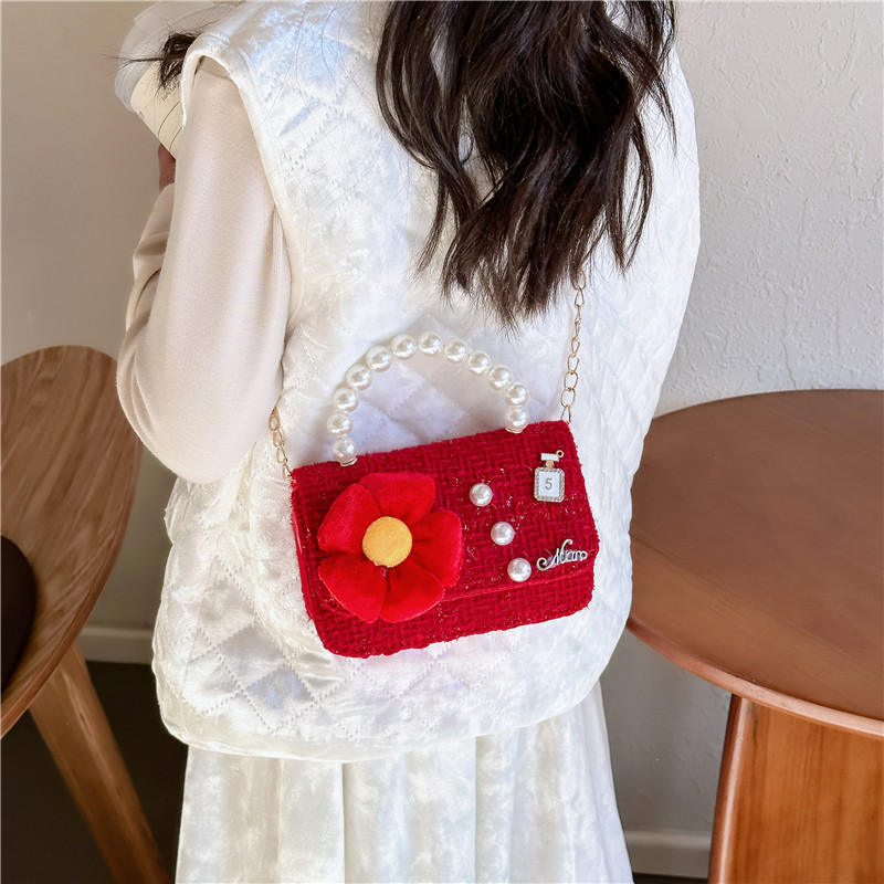 Children's crossbody bag, cute girl single-shoulder bag, stylish girl, princess, little Chanel style pearl hand-held loose change small crossbody bag Application Scenario