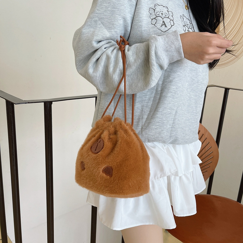 High appearance level Kapibara backpack, plush bag, cartoon drawstring bag, cute capybara storage bag, new crossbody Application Scenario
